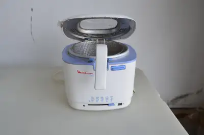 Moulinex electric deep fryer with basket. Holds about 2L of oil. Clean and in good working condition