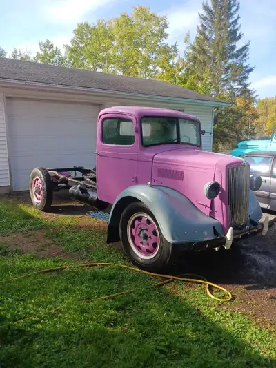 Morris comerical 85% restored , brakes done runs drives. It has a new recovered seat just not shown...