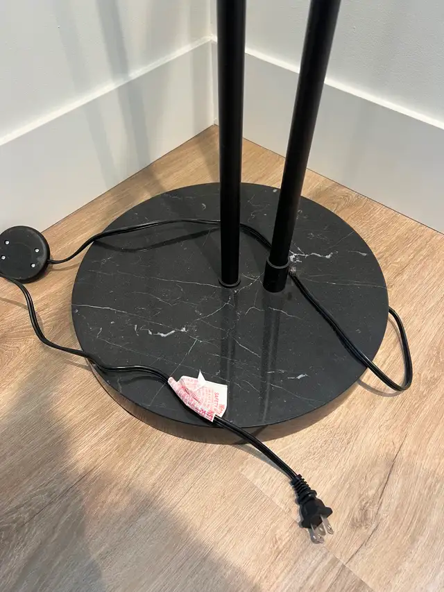 Floor lamp in Indoor Lighting & Fans in Kitchener / Waterloo - Image 4