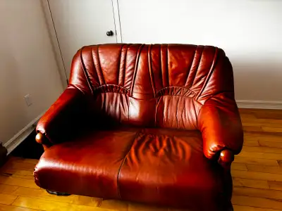 D'une qualité comme il ne s'en fait plus. 1 causeuse deux places 55 + 38 1 divan 3 places 72 x 38