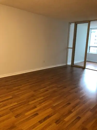 This bright, spacious and clean unit is found in the immaculately kept Cosmopolitan building at Yong...