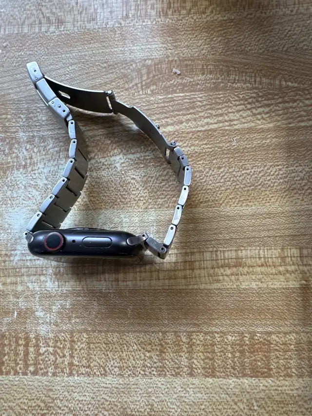 montre Apple série 4mm in Laptop Accessories in West Island - Image 5