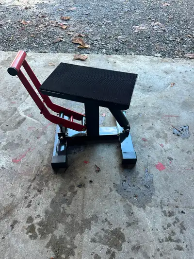 New condition dirt bike lift I have an axle stand to that can go with