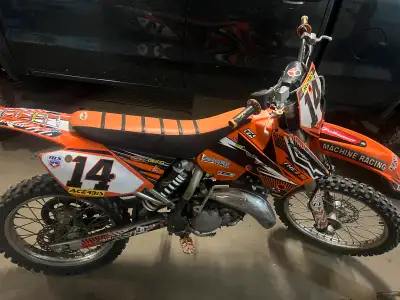**THIS IS A DIRT BIKE NOT A STREET LEGAL BIKE ** 2005 ktm 125 sx 2 stroke Was gone over an repaired...