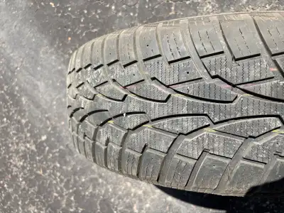 2 pneus d’hiver Uniroyal Tiger Paw Ice & Snow 235/60R18 Usure: 8/32