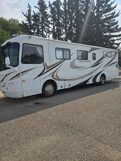2006 38.5ft Coachman Cross Country Class A Motorhome sleeps 6, 2 A/C units,2 TVs, water filter, 7500...