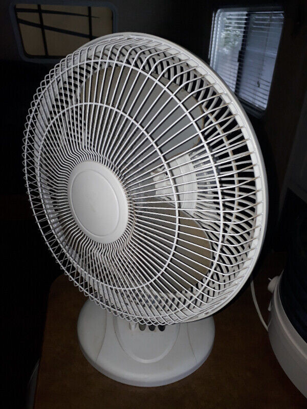 Oscillating Table Fan in Indoor Lighting & Fans in Kitchener / Waterloo - Image 4