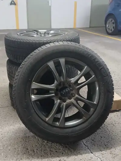 Pneus Michelin X-Ice de 16 pouces presque neufs. Ils sont très performants sur la neige. Mensuration...