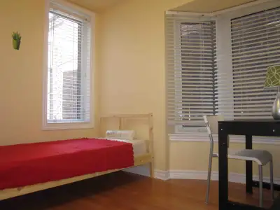August 1: Furnished room 5 minutes walk from Dundas West subway