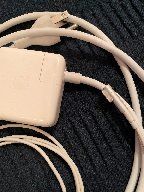 Apple 45W MagSafe Power Adapter for MacBook Air dans Accessoires pour portables  à Ville de Montréal - Image 3