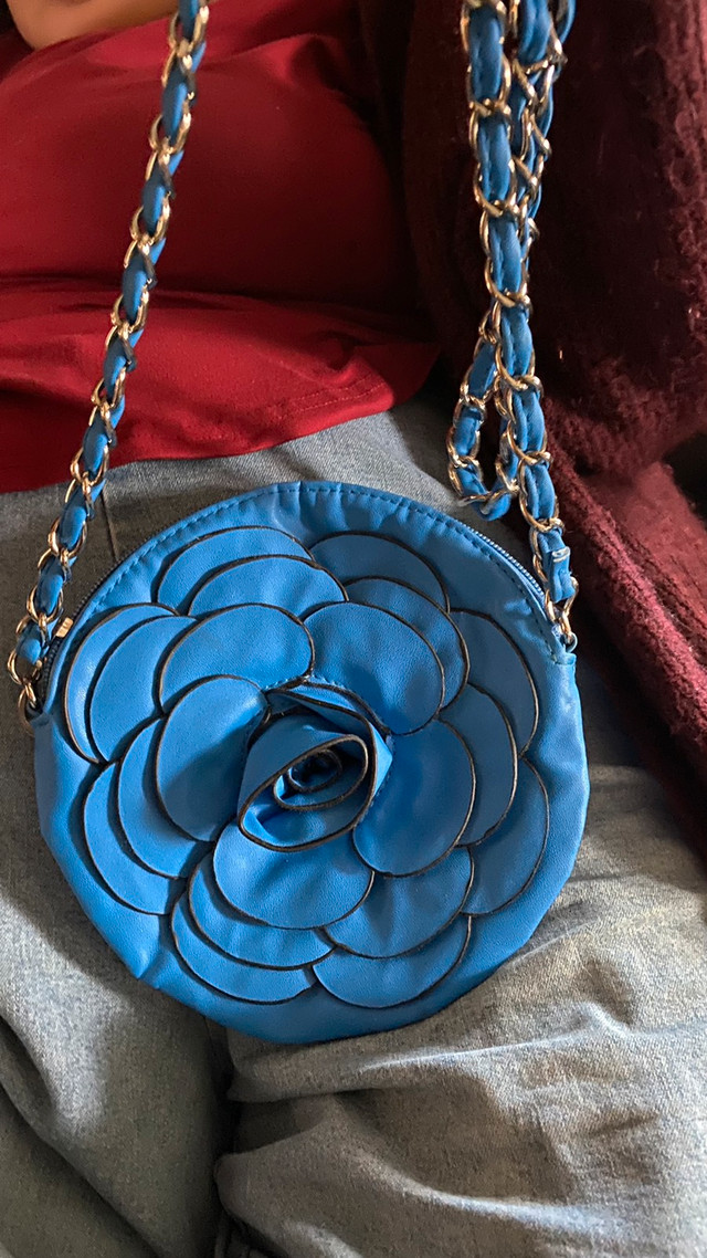 Sac à main à bandoulière fleur bleu dans Femmes - Sacs et portefeuilles  à Longueuil/Rive Sud