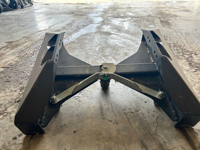 Fifth Wheel Hitch Mount- Puck System in Other in Calgary - Image 2