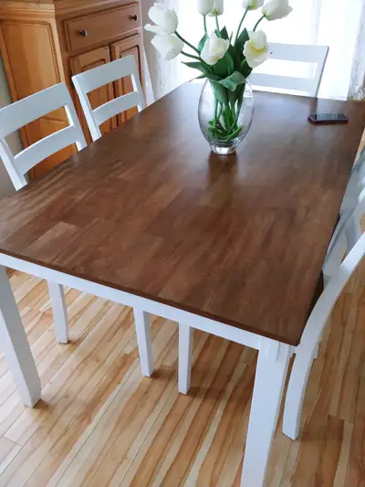 Table de cuisine neuf 60 pouces par 36 pouces. Table seul sans les chaises. Les pattes de la table s...