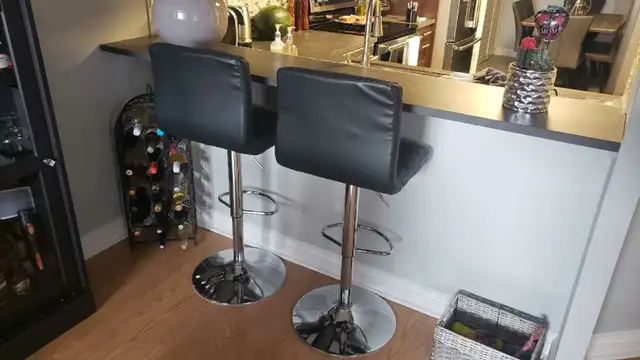 Chairs  /  Stools in Chairs & Recliners in City of Toronto - Image 2