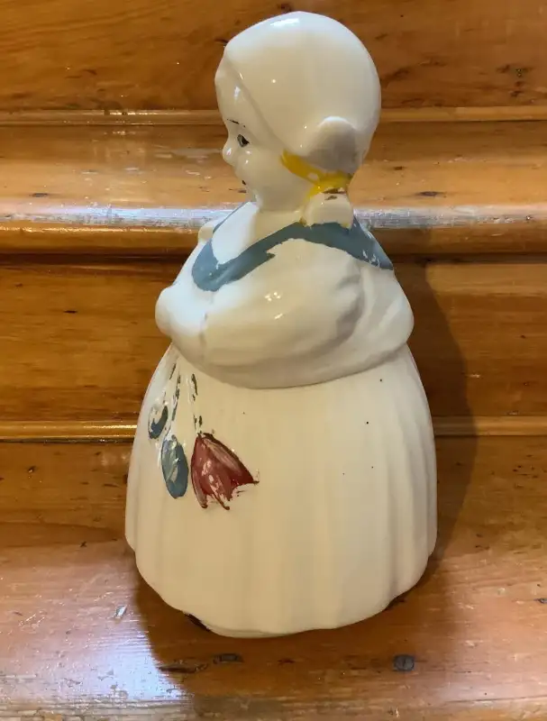 Vintage Shawnee Dutch Girl w/ Tulip (Flower) Cookie Jar 1940s. in Arts & Collectibles in City of Montréal - Image 3