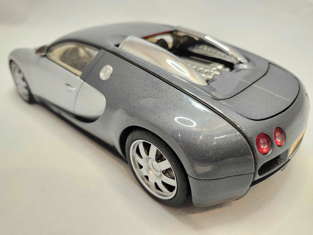 Bugatti EB 16.4 Veyron Grey / Grey 1:18 Diecast Autoart Rare in Arts & Collectibles in Kawartha Lakes - Image 3