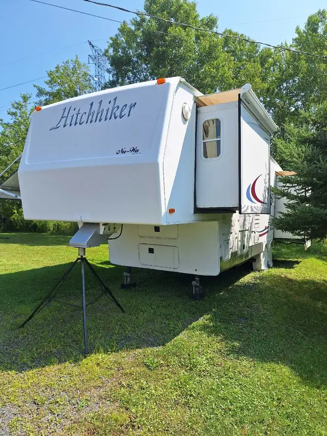 2004 NU-WA Hitch Hiker Discover America Touring Coach 35 in Travel Trailers & Campers in New Glasgow - Image 4