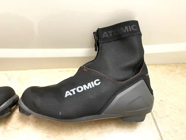 Atomic Cross Country Ski Boots Size 38 2/3 Eur Bottes de Ski in Ski in City of Montréal - Image 4