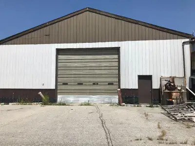 Great Location And Space, Located Near Busy Hwy 400/89. Easy Access To Hwy. Total 3000 Sqft Storage...