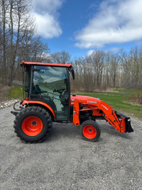 Kubota B2650 tractor w Front loader and Front Blower