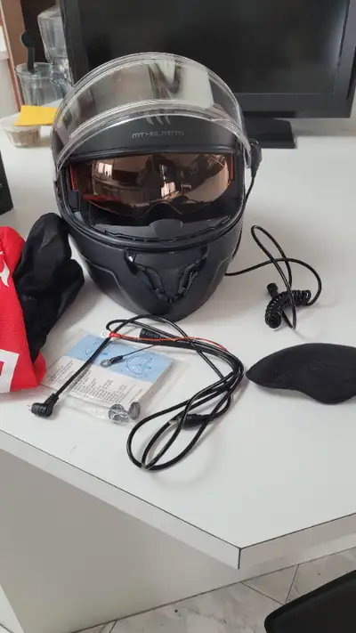 Casque Modulaire NEUF Grandeur XXL , peut égalé XL, impeccable. Ventilé. visière électrique et solai...