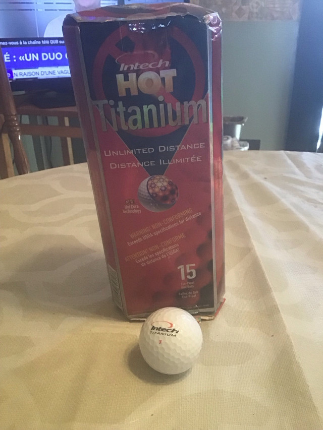 1 boîte de balle de golf neuve( intech hot titanium) dans Golf  à Longueuil/Rive Sud