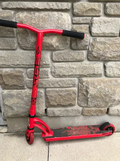 MADD MGP VX5 Pro Stunt Scooter. The pro features a fluted T-bar and 100mm alloy-core wheels. To top...
