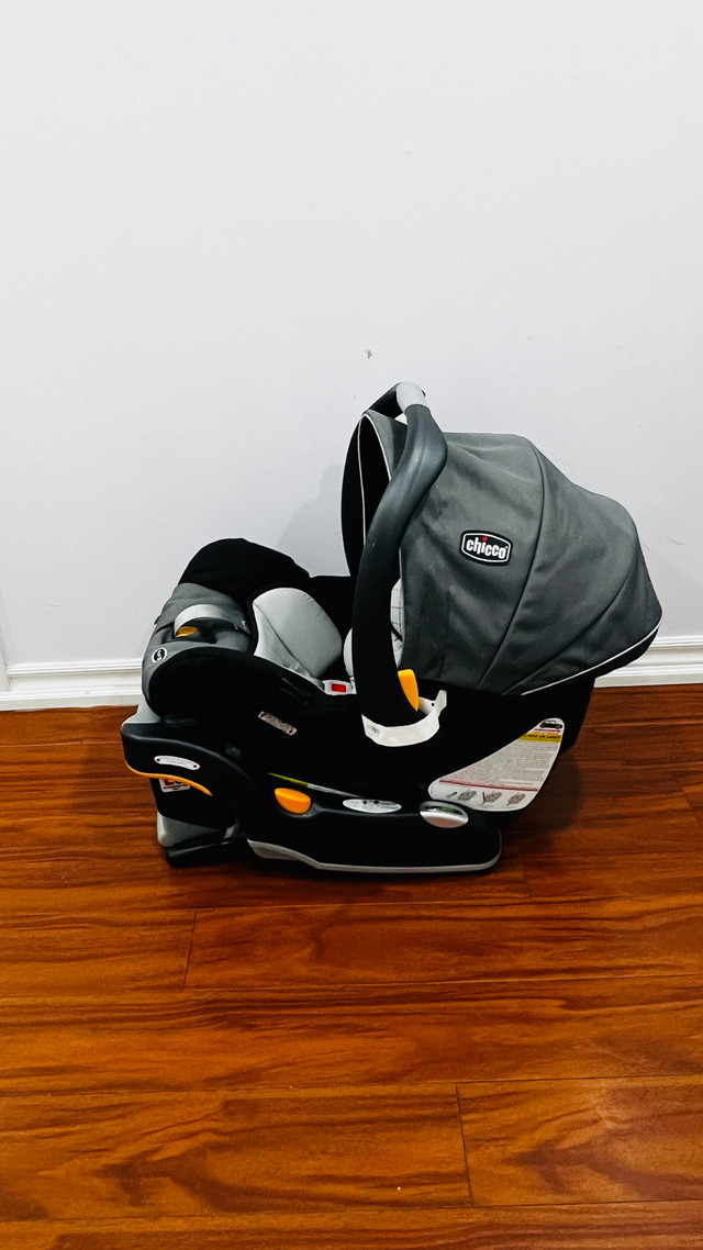 Car seat chicco brand with car base in Other in City of Toronto