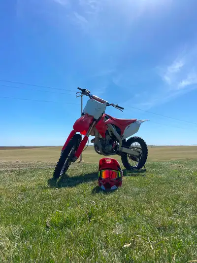 Good bike with only 4 hours on the newly rebuilt motor and clutch. Lethbridge Honda Centre did all t...