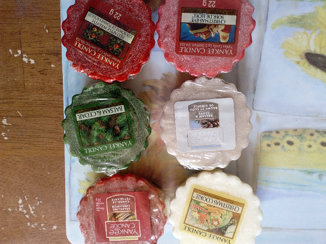 Yankee Candle Christmas wax lot in Home Décor & Accents in Barrie - Image 3