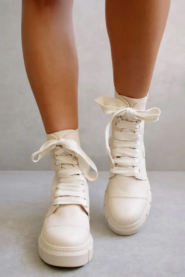 Can Can Alohas White / Cream Leather Boots size 6.5 / 7 in Women's - Shoes in Oakville / Halton Region - Image 3