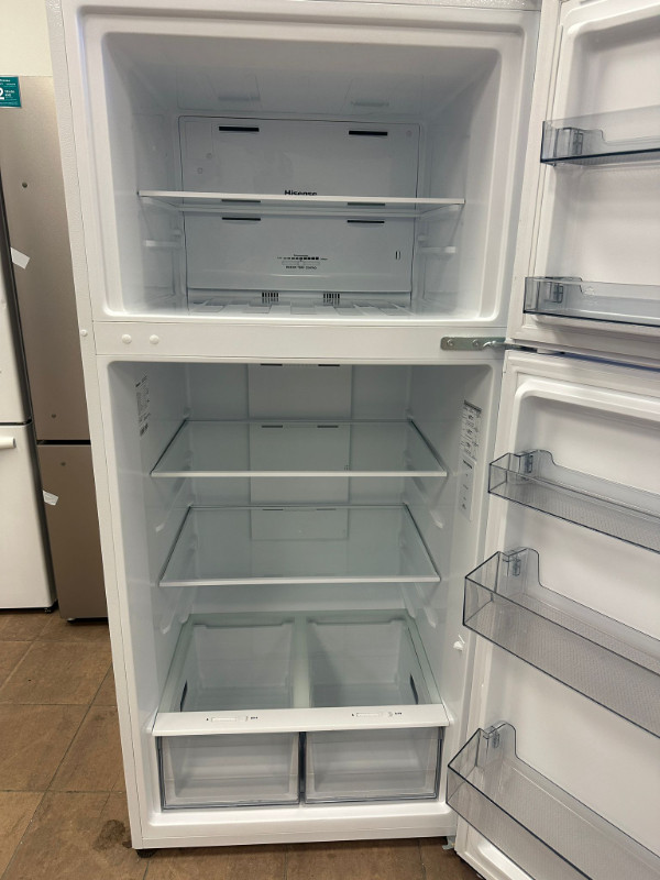 Hisense RT18A2FWD 30-in 18 cu.ft. Full-Depth Top-Mount Refriger in Refrigerators in Calgary - Image 3