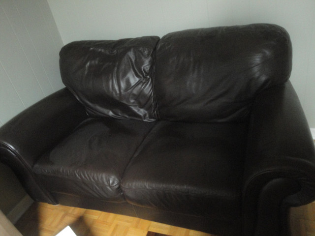 BROWN LEATHER LOVESEAT IN EXCELLENT CONDITION in Couches & Futons in City of Toronto