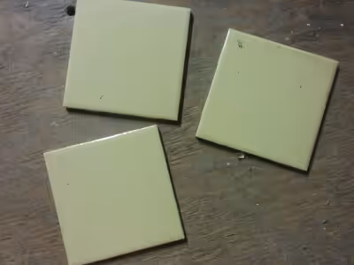 17 Tuiles de céramique jaune pâle à vendre. Dimensions: 4 et 1/4 carré. H & R Johnson, fait en Angle...