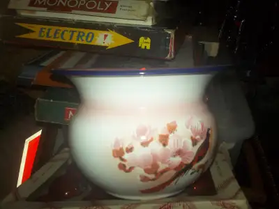 tres beau crachoir en porcelaine émaillé 60$ et je peux poster, View more