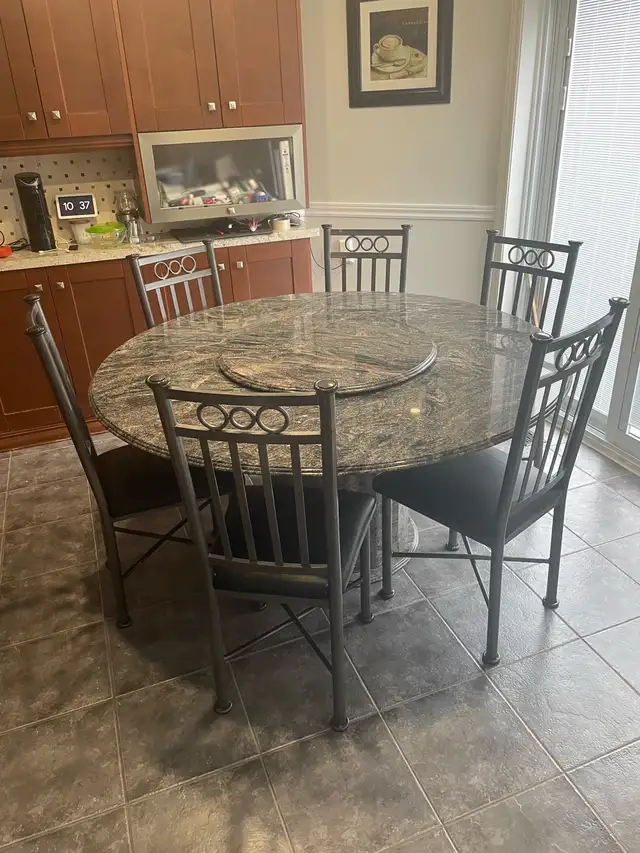 kitchen round marble table in Dining Tables & Sets in Markham / York Region - Image 2