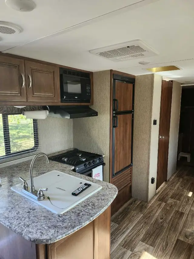 Passport 32' Travel Trailer in Travel Trailers & Campers in Kingston - Image 9