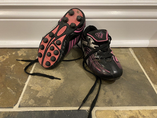 Girls soccer shoes - Size 9-12  in Soccer in Oshawa / Durham Region