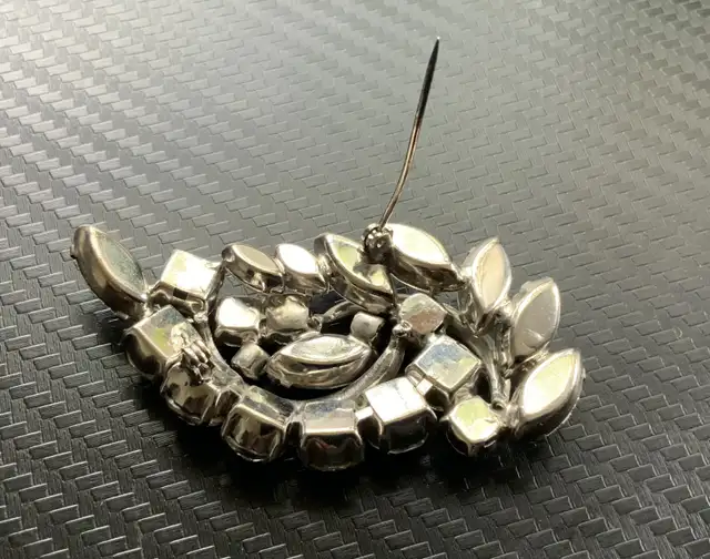 Vintage Crystal Pear Baguette Round Rhinestone Brooch. in Jewellery & Watches in City of Montréal - Image 5