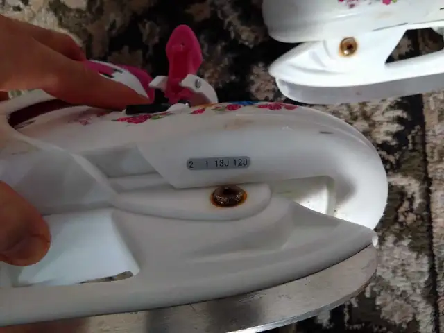 Resizable Princess skates size 12j to 2 in Skates & Blades in Gatineau - Image 2