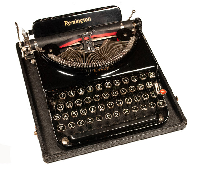 Superb portable typewriters - various models in Arts & Collectibles in City of Toronto - Image 2