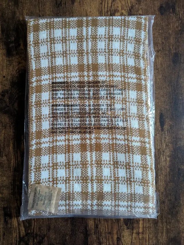 Timberland Women's Plaid Scarf (NWT) in Women's - Tops & Outerwear in Mississauga / Peel Region - Image 3