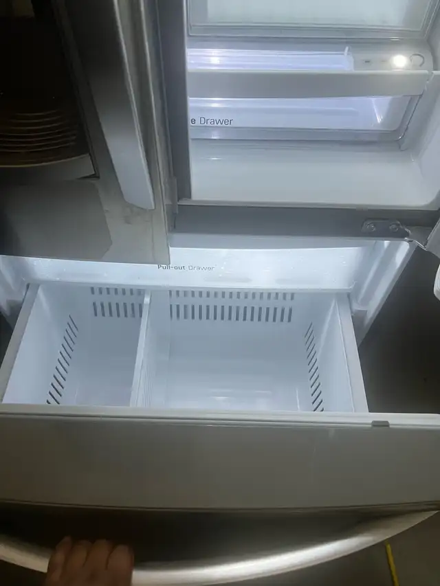 LG 33 inch w fridge bottom freezer water ice dispenser  in Refrigerators in Oakville / Halton Region - Image 4