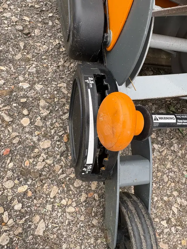 Fiskars Push Mower519880099234457602
