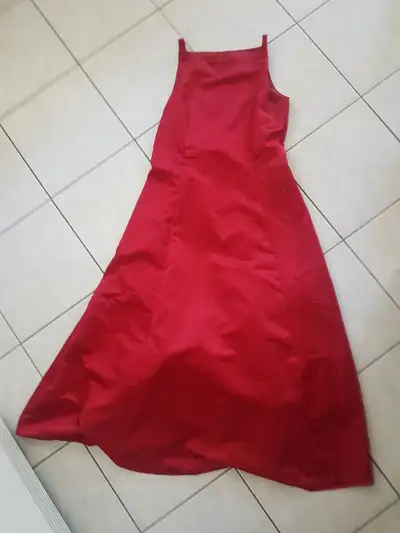 Red Satin Long dress w Sash, Sz 16 - Lovely, satin grad suitable long dress. Good condition Offers w...