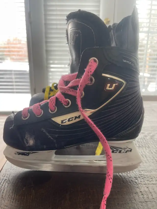 ccm shock youth size 12 hockey skates in Hockey in Ottawa - Image 3