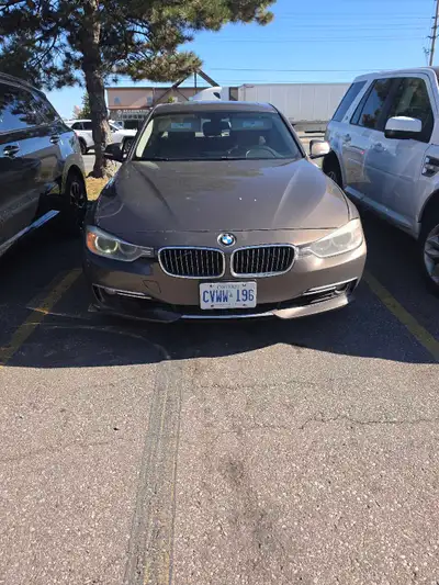 This pre-owned 2013 BMW 328i xDrive sedan offers a refined driving experience, combining legendary G...