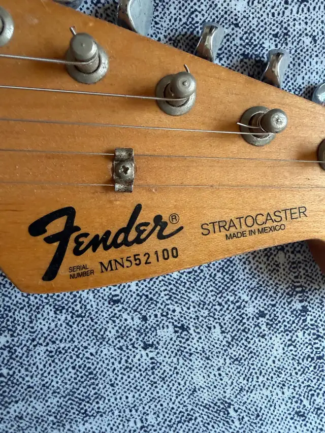 Vintage 94-95 Fender Stratocaster Rare in Guitars in City of Toronto - Image 9
