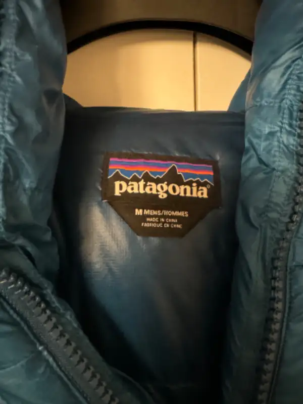 Patagonia Fitz Roy Down hoody M in Men's in Calgary - Image 2