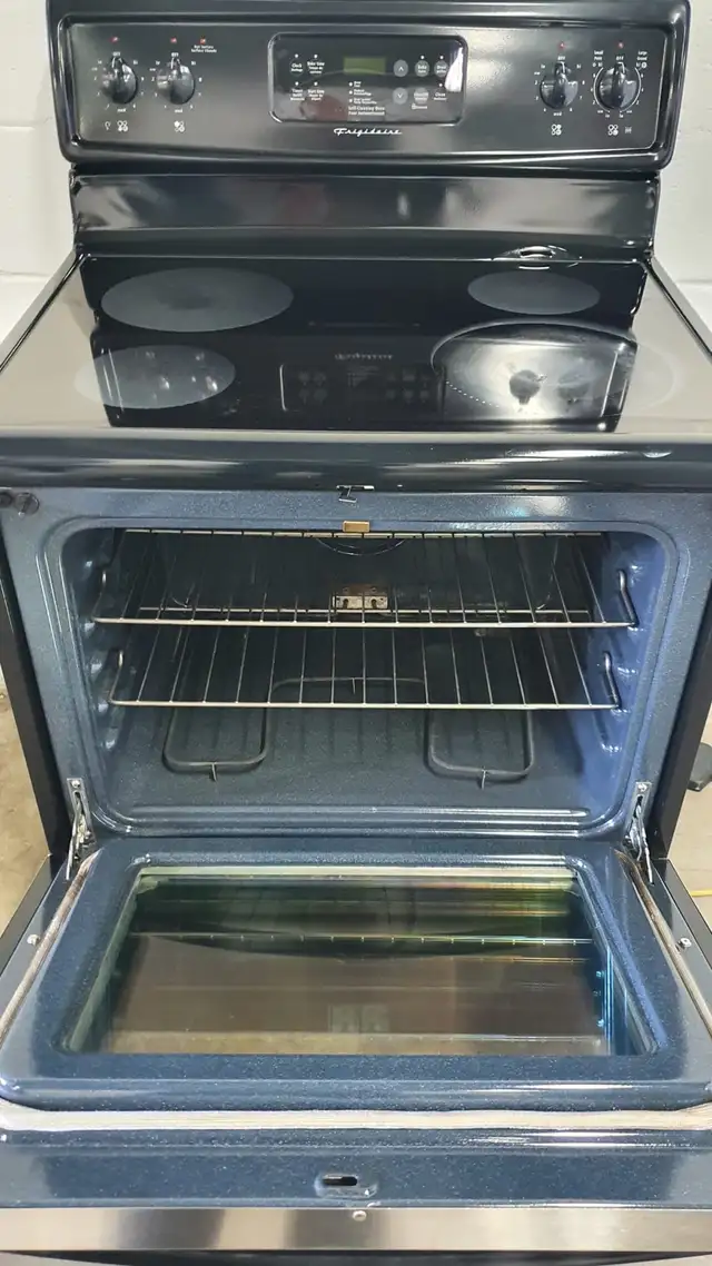 —Electric Stove “FRIGIDAIRE” 30 inch (in great condition) in Stoves, Ovens & Ranges in Barrie - Image 3